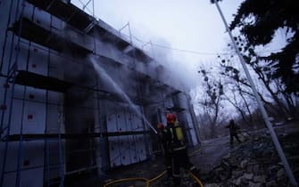i soccorsi vicino alla torre della tv di Kiev