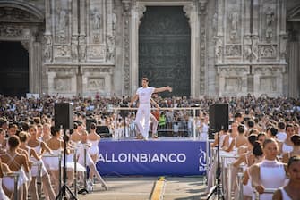 Il ballerino Roberto Bolle, Étoile del Teatro alla Scala di Milano, durante l'evento On Dance con Roberto Bolle in piazza Duomo, Milano 10 Settembre 2023. 
Italian dancer Roberto Bolle, Étoile of the Teatro alla Scala, during the On Dance event in Piazza Duomo, in Milan, Italy, 10 September 2023.  2300 dance school students arrived from all over Italy to participate in the second edition of 'On dance', days dedicated to dance conceived and promoted by Roberto Bolle. ANSA/MATTEO CORNER