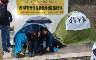 Alcuni studenti dentro una tenda da campeggio hanno montato dei cartelli di protesta contro il caro affitt  davanti al Miur a Roma, 11 maggio 2023.
ANSA/Cecilia Ferrara