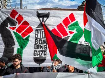 Manifestazione studentesca contro il G7 dei ministri degli esteri e in solidarietà con il popolo palestinese.  Napoli 19 Aprile 2024. ANSA/CESARE ABBATE