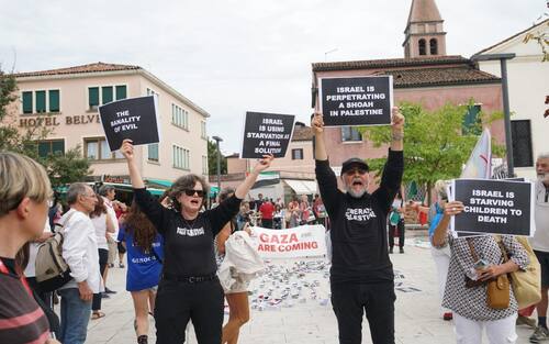 Corteo pro Palestina a Venezia in occasione della Mostra del Cinema, 30 agosto 2025 ANSA/ Andrea Merola 
--- Pro-Palestine demonstration in Venice on the occasion of the Venice Film Festival, 30 August 2025 ANSA/Andrea Merola