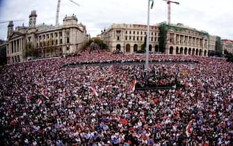 (ANSA) - BUDAPEST, 06 APR - Decine di migliaia di persone
hanno manifestato in piazza Kossuth, davanti al Parlamento a
Budapest, rispondendo all'appello di Peter Magyar, astro
nascente dell'opposizione democratica, e chiedendo le dimissioni
del governo del premier Viktor Orban. "Orban rimetta il potere
al popolo. Ungheresi, in piedi. Non abbiate paura!": questo lo
slogan della "marcia nazionale" che appare come la più imponente
da anni in Ungheria e che ha sancito la discesa in campo di
Magyar. Questi ha annunciato la fondazione di un movimento,
denominato "Sia tu il cambiamento!", e di un partito che sarà in
lizza per le elezioni europee di giugno. (ANSA).
     YY9-CAL
