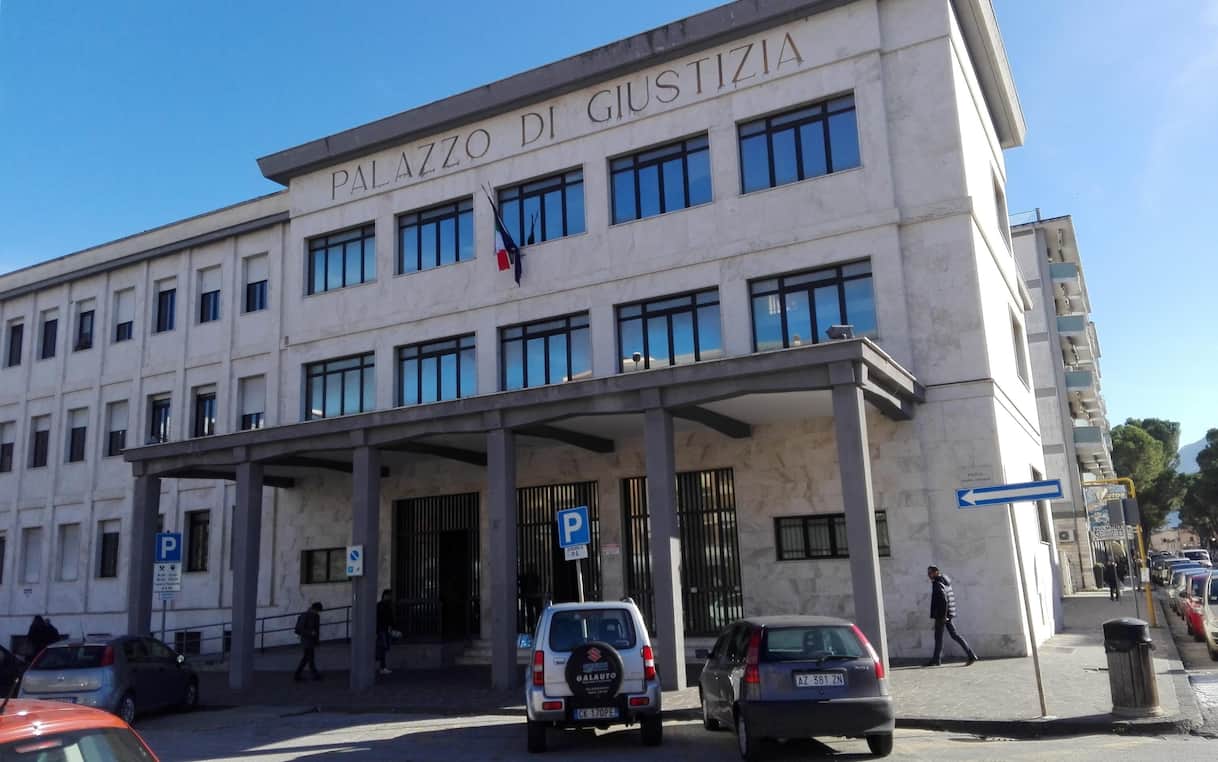 Violentata a Sulmona, forse abusi già a 10 anni. Indagati due cugini Violentata a Sulmona, forse abusi già a 10 anni. Indagati due cugini