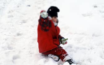 Bambina in montagna