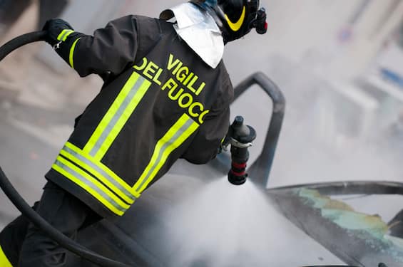 Caserta, incendio a Baia Domizia vicino a un lido balneare Caserta, incendio a Baia Domizia vicino a un lido balneare