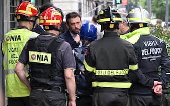 Agenti di Polizia e Vigili del Fuoco effettuano rilievi nelle adiacenze dell'edificio dal quale  ieri sera una donna di 48 anni si è lanciata dal suo appartamento per fuggire all'incendio divampato la scorsa notte nel suo palazzo, in viale Abruzzi 64, a Milano, ed è morta qualche ora dopo essere stata trasportata in condizioni gravissime in ospedale, Milano, 5 giugno 2025. ANSA/DANIEL DAL ZENNARO