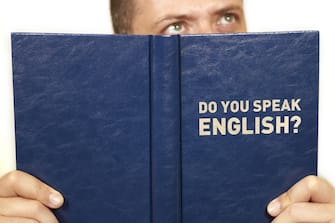Un uomo con un libro scritto in inglese Man read a book