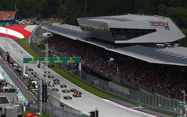 RED BULL RING, AUSTRIA - JULY 02: Max Verstappen, Red Bull Racing RB19, leads Charles Leclerc, Ferrari SF-23, Carlos Sainz, Ferrari SF-23, Lando Norris, McLaren MCL60, Sir Lewis Hamilton, Mercedes F1 W14, and the rest of the field at the start during the Austrian GP at Red Bull Ring on Sunday July 02, 2023 in Spielberg, Austria. (Photo by Zak Mauger / LAT Images)