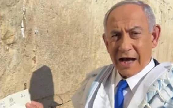 Netanyahu prega per Trump al Muro del Pianto: agito per scacciare male