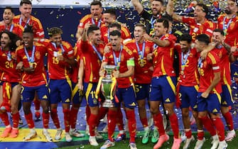 epa11478839 Alvaro Morata (C) of Spain celebrates with the trophy after winning the UEFA EURO 2024 final soccer match between Spain and England, in Berlin, Germany, 14 July 2024.  EPA/HANNIBAL HANSCHKE