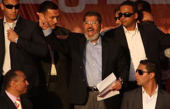 Cairo, il neo Presidente Mohamed Morsi, candidato dei Fratelli Musulmani, Ã¨ stato accolto da migliaia di persone festanti in piazza Tahrir.  Morsi ha reso omaggio agli egiziani musulmani e cristiani, giurando simbolicamente davanti alla folla alla vigilia della Cerimonia ufficiale di insediamento. (CAIRO - 2012-07-01, AHMED JOMAA / IPA) p.s. la foto e' utilizzabile nel rispetto del contesto in cui e' stata scattata, e senza intento diffamatorio del decoro delle persone rappresentate
