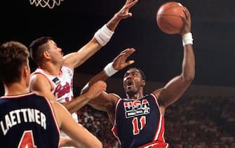 BARCELONA, SPAIN - 1992: Karl Malone #11 of the United States National Team shoots during the 1992 Olympics in Barcelona, Spain. NOTE TO USER: User expressly acknowledges and agrees that, by downloading and or using this photograph, User is consenting to the terms and conditions of the Getty Images License Agreement. Mandatory Copyright Notice: Copyright 1992 NBAE (Photo by Andrew D. Bernstein/NBAE via Getty Images)