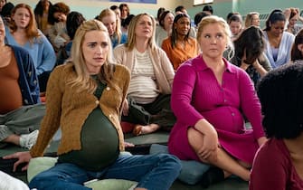 Kinda Pregnant. (Featured Center L to R) Brianne Howey as Megan and Amy Schumer as Lainy in Kinda Pregnant. Cr. Scott Yamano/Netflix © 2024.