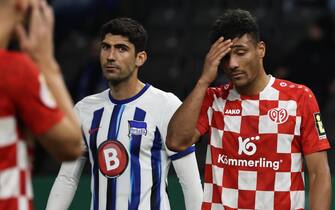 epa10953442 Mainz’s Karim Onisiwo (R) and Mainz’s Tom Krauss (L) react next to Hertha’s Andreas Bouchalakis (C) during the German DFB Cup second round soccer match between Hertha BSC and 1. FSV Mainz 05 in Berlin, Germany, 01 November 2023.  EPA/CLEMENS BILAN CONDITIONS - ATTENTION: The DFB regulations prohibit any use of photographs as image sequences and/or quasi-video.