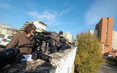 Fotografi e giornalisti all'esterno della Corte d'Appello di Brescia dove si svolge l'incidente probatorio su alcuni reperti trovati sulla scena del delitto della strage di Erba ma mai analizzati, Brescia, 21 novembre 2017. 
ANSA/SIMONE VENEZIA