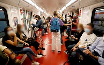 Passeggeri a bordo della metropolitana a Milano, 13 settembre 2020.ANSA/Mourad Balti Touati