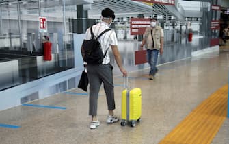 Enac:niente bagagli nelle cappelliere degli aerei. Nella foto viaggiatori con trolley in partenza dall'aeroporto
di Fiumicino