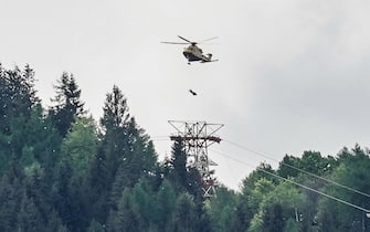 Un elicottero sorvola la zona del disastro sul Mottarone