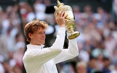 LONDON, ENGLAND - JULY 13: Jannik Sinner of Italy lifts the Gentlemen’s Singles Trophy following his victory against Carlos Alcaraz of Spain during the Gentlemen’s Singles Final on day fourteen of The Championships Wimbledon 2025 at All England Lawn Tennis and Croquet Club on July 13, 2025 in London, England. (Photo by Clive Brunskill/Getty Images)