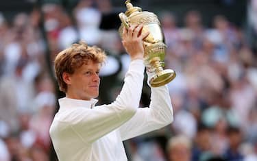 LONDON, ENGLAND - JULY 13: Jannik Sinner of Italy lifts the Gentlemen’s Singles Trophy following his victory against Carlos Alcaraz of Spain during the Gentlemen’s Singles Final on day fourteen of The Championships Wimbledon 2025 at All England Lawn Tennis and Croquet Club on July 13, 2025 in London, England. (Photo by Clive Brunskill/Getty Images)