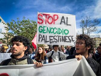 Manifestazione studentesca contro il G7 dei ministri degli esteri e in solidarietà con il popolo palestinese.  Napoli 19 Aprile 2024. ANSA/CESARE ABBATE