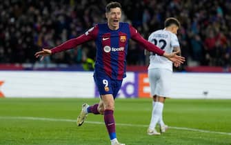 epa11217440 FC Barcelona's Robert Lewandowski celebrates after scoring the 3-1 goal during the UEFA Champions League round of 16 second leg soccer match between FC Barcelona and SSC Napoli, in Barcelona, Catalonia, Spain, 12 March 2024.  EPA/Alejandro Garcia