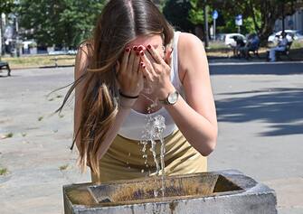 Persone cercano refrigerio a Torino che è tra le città da bollino rosso per il grande caldo , Torino, 21 luglio 2022 ANSA/ALESSANDRO DI MARCO