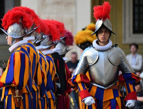 Perché le guardie svizzere al Vaticano, quante sono e quanto guadagnano