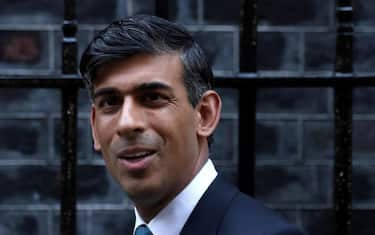 epa10976024 Britainâ€™s Prime Minister Rishi Sunak leaves his official residence at 10 Downing Street as he attends Prime Ministerâ€™s Questions at Parliament in London, Britain, 15 November 2023.  EPA/NEIL HALL