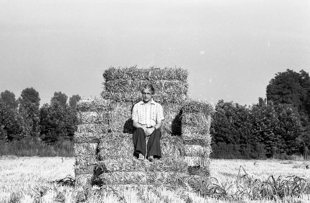 Alessandro Mendini seduto sulla Poltrona di Paglia, 1974 Ph Enrico D. Bona - Archivio Alessandro Mendini