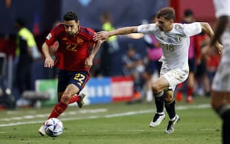 epa10693682 (l-r) Jesus Navas of Spain, Nicolo Barella of Italy during the UEFA Nations League semi-final match between Spain and Italy at Stadion De Grolsch Veste in Enschede, Netherlands, 15 June 2023.  EPA/MAURICE VAN STEEN