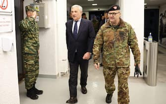 Il ministro degli Esteri, Antonio Tajani, con il comandante di KFOR, generale di Divisione Angelo Michele Ristuccia, nella base Kfor in Kosovo, 22 novembre 2022. ANSA/MASSIMO PERCOSSI