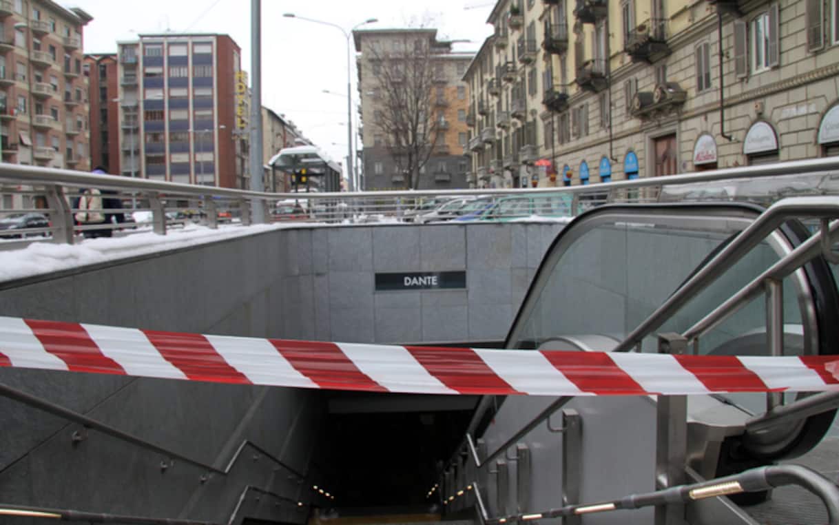 Cade dalle scale mobili della metropolitana, un 29enne muore a Torino ...