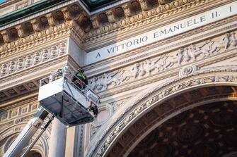 Intervento dei vigili del fiuoco in piazza Duomo per alcuni calcinacci caduti dalla facciata della Galleria Vittorio Emanuele