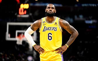 Los Angeles, CA - November 09:  LeBron James #6 of the Los Angeles Lakers looks up toward the video board against the LA Clippers in the second half of a NBA basketball game at the Crypto.com Arena in Los Angeles on Wednesday, November 9, 2022. (Photo by Keith Birmingham/MediaNews Group/Pasadena Star-News via Getty Images)