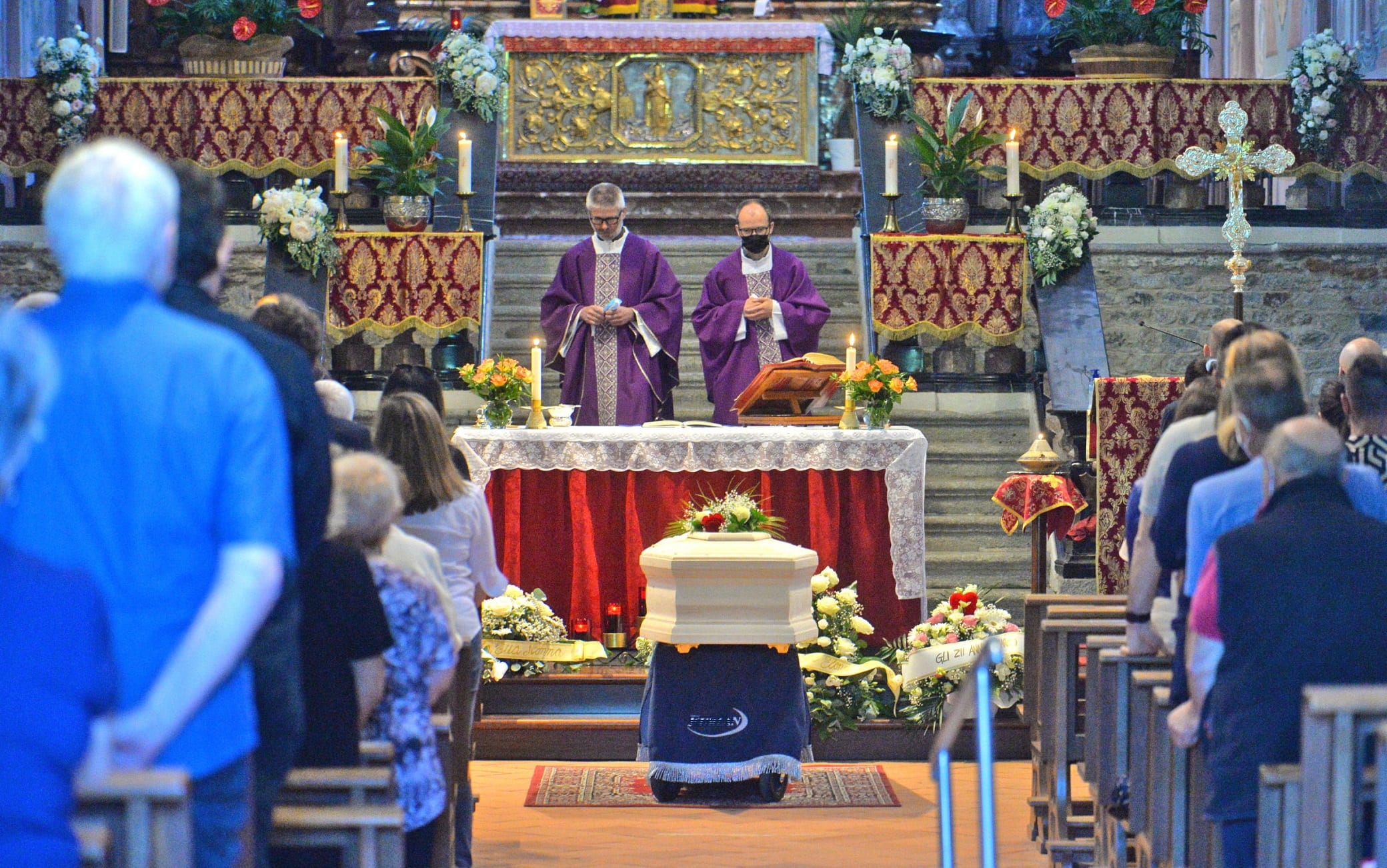 Familiari e amici  partecipano  all'ultimo saluto a Carol Maltesi, uccisa dal vicino di casa, nell  abbazia di San Donato a Sesto Calende, 6 giugno 2022. 
Ansa/Angelo Puricelli