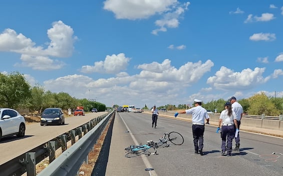 tre ciclisti travolti e uccisi da un auto nel barese indagato il conducente