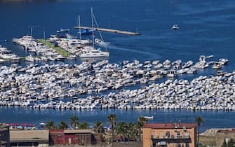 Centinaia di barche da diporto ormeggiate nello specchio di mare tra l'isolotto di Nisida e lo stabilimento dismesso dell' llva di Bagnoli a Napoli,  10 luglio 2023
ANSA / CIRO FUSCO