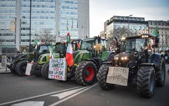 L’arrivo dei trattori davanti al Pirellone, Milano, 1 Febbraio 2024. /// Farmers taking part in a protest action arrive at the Pirelli skyscraper, seat of the Lombardy Regional Council, in Milan, Italy, 01 February 2024.
ANSA/MATTEO CORNER