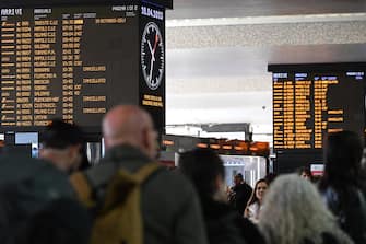 Passeggeri in attesa alla stazione Termini a causa  di un treno deragliato a Roma, 20 aprile 2023. 
ANSA/CLAUDIO PERI