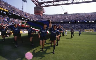 Players of FC Internazionale celebrate winning the league after the Serie A match between FC Internazionale and ACF Fiorentina at San Siro stadium on June 25, 1989 in Milan, Italy.