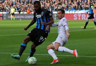 epa11327337 Igor Thiago (L) of Brugge in action against Arthur Melo of Fiorentina during the UEFA Europa Conference League semi-finals, 2nd leg soccer match between Club Brugge and ACF Fiorentina, in Bruges, Belgium, 08 May 2024.  EPA/OLIVIER MATTHYS