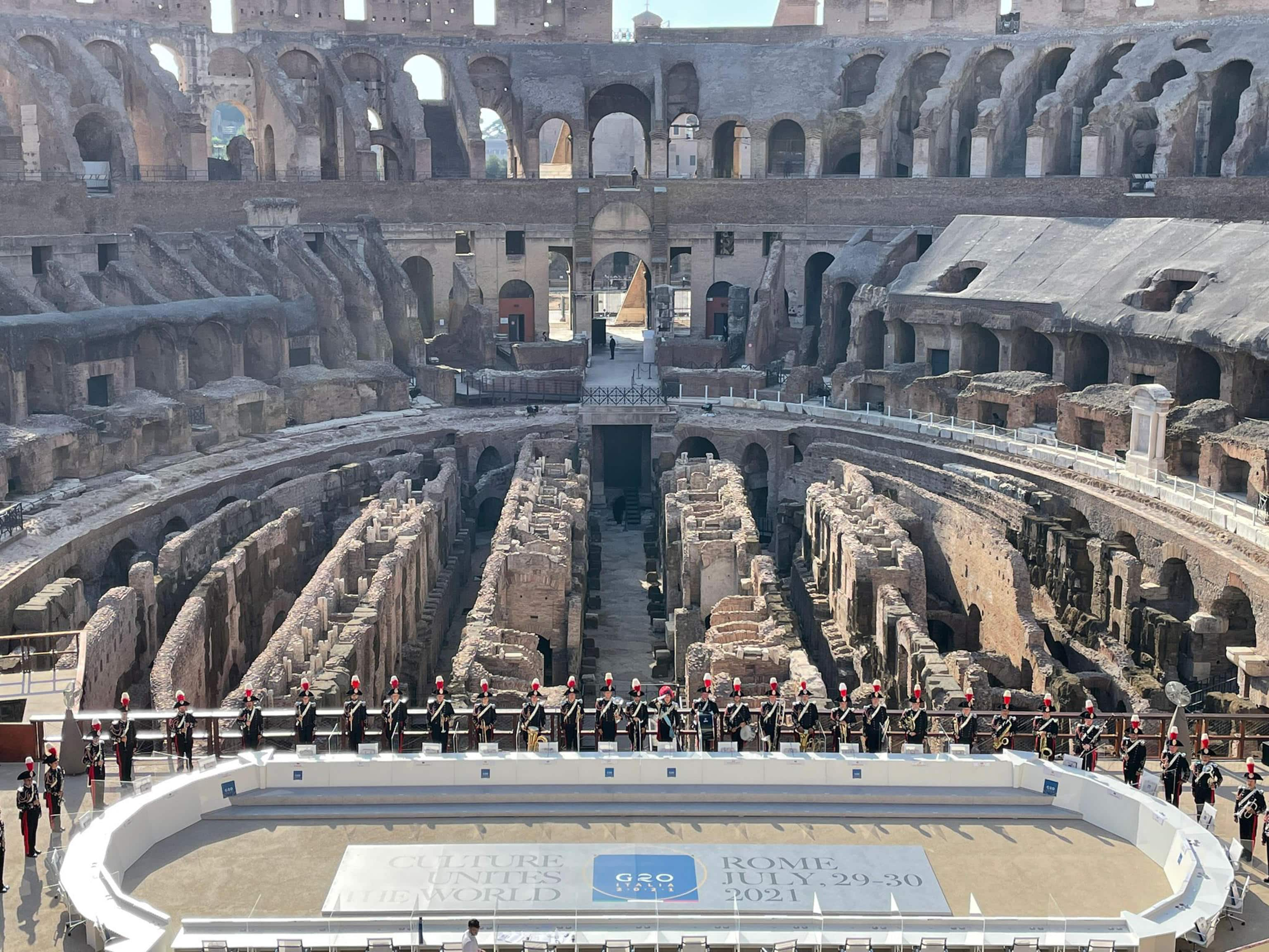 "La Banda dell Arma dei #Carabinieri al Colosseo per la cerimonia di apertura dei lavori dei Ministri della Cultura del #G20. Presenti il Presidente del Consiglio Mario Draghi, il Ministro della Cultura On. Dario Franceschini e il Direttore Generale dell Unesco Audrey Azoulay" così un tweet dell'Arma dei Carabinieri.
TWITTER ARMA DEI CARABINIERI
+++LA FOTO NON PUO' ESSERE PUBBLICATA O RIPRODOTTA SENZA L'AUTORIZZAZIONE DELLA FONTE DI ORIGINE CUI SI RINVIA++