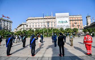 Milano, cerimonia dell’alzabandiera in Piazza Duomo per l