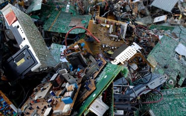 La Tredcarpi, societa' mista composta da Aimag e Refri si occupa di bonifica, trattamento e recupero di rifiuti elettronici tipo RAEE, (principalmente televisori, frigoriferi e computer) Circuiti stampati smontati dai televisori a tubo catodico vengono raccolti per poi essere inviati ad una ditta terza per il trattamento. (CARPI - 2010-12-01, Roberto Brancolini / Fotogramma) p.s. la foto e' utilizzabile nel rispetto del contesto in cui e' stata scattata, e senza intento diffamatorio del decoro delle persone rappresentate