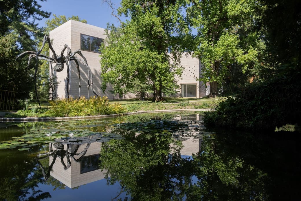 The expanded Ensemble of the Fondation Beyeler, Wyss Museum by Atelier Peter Zumthor. Louise Bourgeois, Maman, 1999, Bronze with silver nitrate patina, stainless steel and marble, 927,1 x 891,5 x 1023,6 cm; Collection The Easton Foundation, New York Copyr
