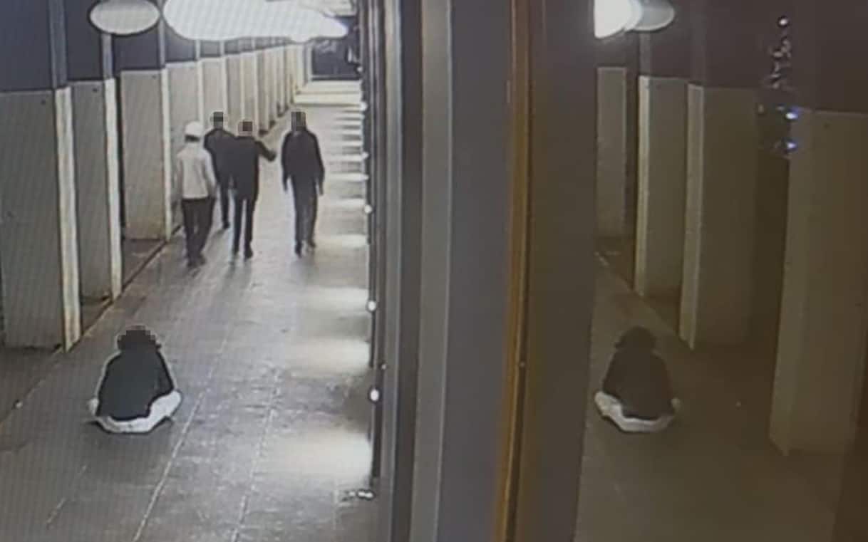 Milano, i genitori dello studente accoltellato: "Aggressori vigliacchi e indifferenti" Milano, i genitori dello studente accoltellato: "Aggressori vigliacchi e indifferenti"