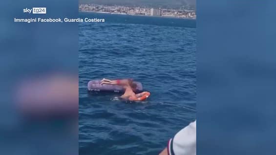 Castellammare di Stabia, nonna e nipote alla deriva in mare