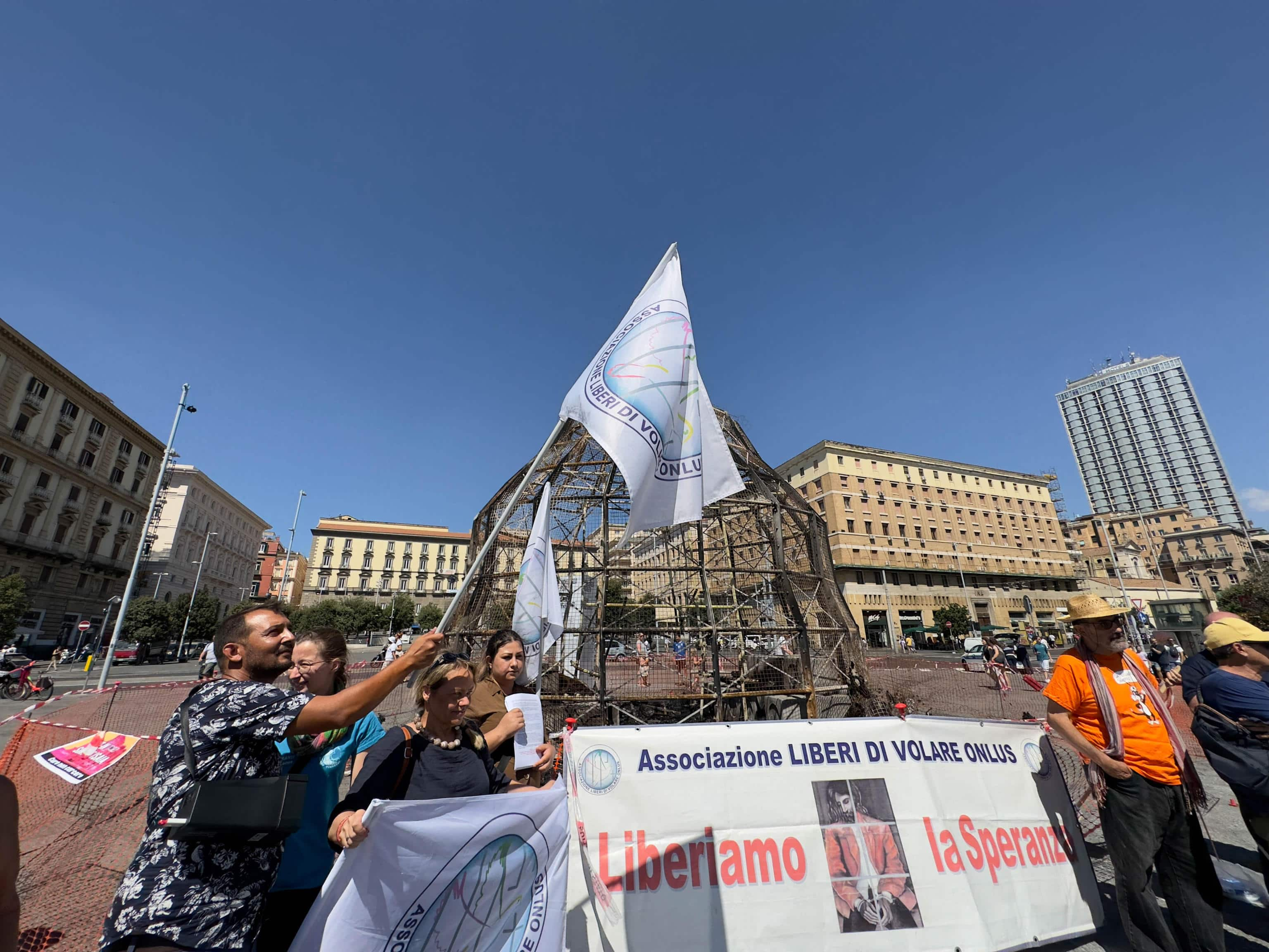 Presidio di solidarietà per il senza fissa dimora che ha incendiato 'La Venere degli stracci' di Michelangelo Pistoletto in piazza Municipio, Napoli, 12 agosto 2023. ANSA/CESARE ABBATE