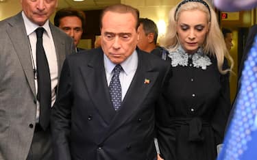 Leader of 'Forza Italia' Silvio Berlusconi speaks to journalists leaving the parliamentary groups at the Chamber of Deputies with Marta Fascina, Rome, 18 October 2022. ANSA/MAURIZIO BRAMBATTI
